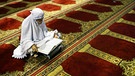 Ramadan in Indonesien: Gläubige sitzt betend in einer Moschee | Bild: picture-alliance/dpa