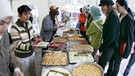 Ramadan in Deutschland: Einkauf von süßen Speisen in Essen | Bild: picture-alliance/dpa