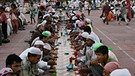 Ramadan in Indien: Großes Fastenbrechen vor einer Moschee in Neu Delhi | Bild: picture-alliance/dpa