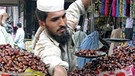 Ramadan in Pakistan: Dattelverkäufer | Bild: picture-alliance/dpa