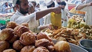 Ramadan in Pakistan: Essensverkäufer | Bild: picture-alliance/dpa
