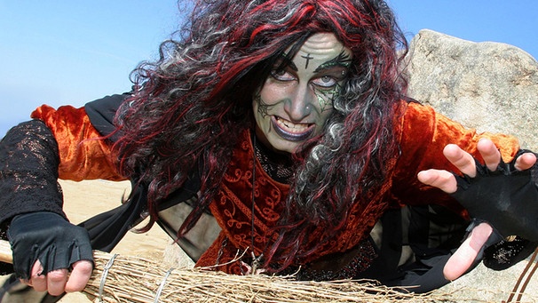 Verkleidete Hexe auf dem Walpurgisfest  | Bild: picture-alliance/dpa