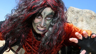 Verkleidete Hexe auf dem Walpurgisfest  | Bild: picture-alliance/dpa