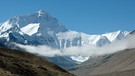 Der Mount Everest – 8850 Meter ragt er an der Grenze zwischen Nepal und Tibet in die Höhe.  | Bild: picture-alliance/dpa