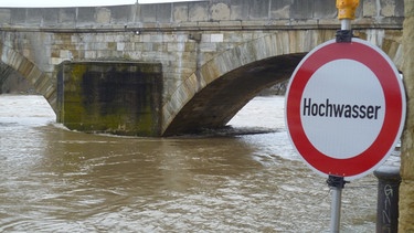 Hochwasser-Warnschild an der Steinernen Brücke | Bild: Kathrin Schiller/BR