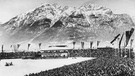 Zuschauer an der Sprungschanze während der Olympischen Winterspiele 1936 in Garmisch-Partenkirchen: Damals wurde die B 2 zur Olympiastraße ausgebaut. | Bild: picture-alliance/dpa