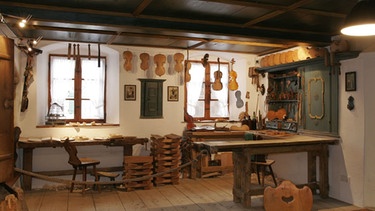 Eine Werkstatt in der Ausstellung des Geigenbaumuseums in Mittenwald. | Bild: Touristinformation Mittenwald