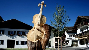 Der Geigenbaum in Mittenwald ist ein Symbol für den meisterhaften Instrumentenbau in der Stadt. | Bild: Touristinformation Mittenwald