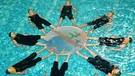 Die Münchner Isarnixen 1999 bei einer Schwimmformation | Bild: picture-alliance/dpa
