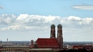 München mit der Frauenkirche aus der Ferne | Bild: picture-alliance/dpa