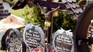 Grabkreuze auf dem Ruhpoldinger Pfarrfriedhof | Bild: picture-alliance/dpa