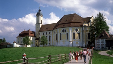 Besucher auf dem Weg zur Wieskirche | Bild: picture-alliance/dpa