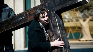 Stückl trägt das Kreuz | Bild: BR/if... productions/Gerald von Foris
