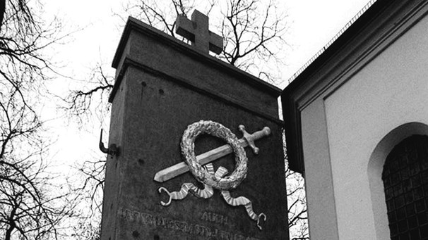 Grabstein im ehemaligen Friedhof der Alten Sendlinger Kirche zum Gedenken an 800 Bauern aus dem bayerischen Oberland | Bild: picture-alliance/dpa