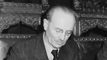Der bayerische Ministerpräsident Hoegner (l.) und der hessische Ministerpräsident Geiler 1946 | Bild: picture-alliance/dpa