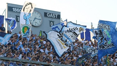 Fans des TSV 1860 München im Grünwalder Stadion in München vor der Anzeigetafel | Bild: picture-alliance/dpa