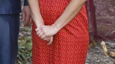 Frau in gelber Strumpfhose und Mann stehen nebeneinander, | Bild: picture alliance/VisualEyze