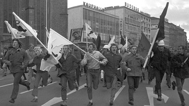 Rennende Demonstranten bei einer Demo gegen den Vietnam-Krieg 1969 in Frankfurt am Main | Bild: picture-alliance/dpa