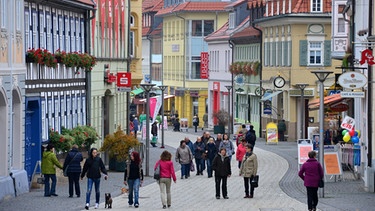 Passanten laufen am 28.10.2015 durch die Innenstadt in Suhl (Thüringen), eine Stadt inmitten des Thüringer Waldes | Bild: picture-alliance/dpa