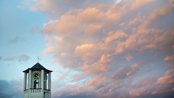 Ein Kirchturm ist am 24.12.2014 in Stuttgart (Baden-Württemberg) vor den von der Abendsonne angestrahlten Wolken zu sehen. | Bild: Daniel Naupold/dpa