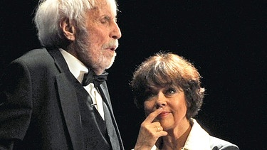 Heesters mit seiner Frau Simone, die ihn bei Auftritten auf der Bühne unterstützt | Bild: picture-alliance/dpa