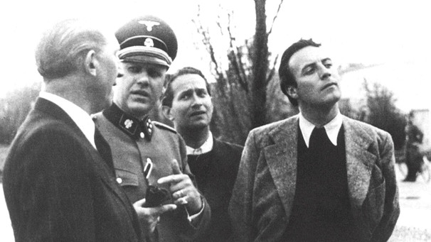 Johannes Heesters (rechts) 1941 im Konzentrationslager Dachau | Bild: picture-alliance/dpa