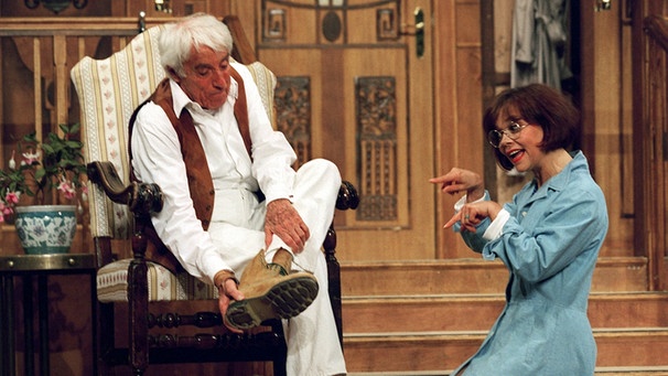 Johannes Heesters mit Ehefrau Simone Rethel im Stück "Ein gesegnetes Alter" von Curth Flatow (1997) | Bild: picture-alliance/dpa