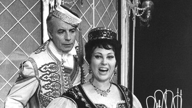 Heesters mit Margit Schramm 1964 in einer seiner berühmtesten Rollen in der Operette "Die lustige Witwe" | Bild: picture-alliance/dpa