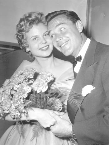 Fuchsberger mit seiner Frau Gundula 1954 | Bild: picture-alliance/dpa