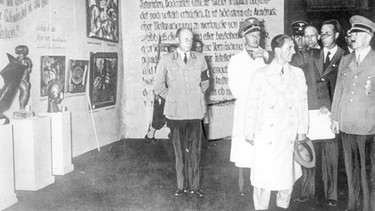 Hitler und Goebbels bei der Ausstellungseröffnung "Entartete Kunst" | Bild: picture-alliance/dpa