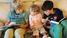 Symbolbild: Kinder lesen und schauen Bilderbücher an | Bild: picture-alliance/dpa