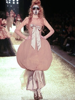 Vivienne-Westwood-Model bei der Pariser Modewoche 2011 | Bild: picture-alliance/dpa