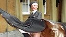 Vivienne Westwood 1992 mit Strumpf- und ohne Unterhose | Bild: picture-alliance/dpa