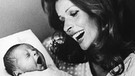 Senta Berger mit ihrem erst wenige Tage alten erstgeborenen Sohn Simon Vincent | Bild: picture-alliance/dpa