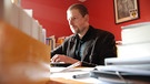 Verleger Götz Kubitschek am Schreibtisch im Schnellroda | Bild: picture-alliance/dpa