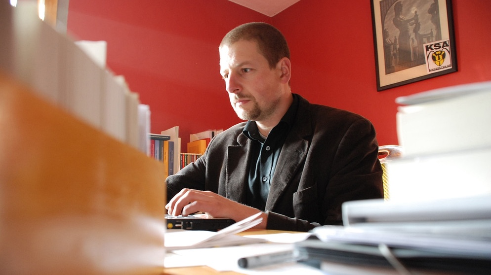 Verleger Götz Kubitschek am Schreibtisch im Schnellroda | Bild: picture-alliance/dpa