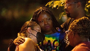 Reaktion von Schwarzen in Amerika auf die Verurteilung des Polizisten, der für den Tod von George Floyd verantwortlich ist, in Minneapolis  | Bild: picture alliance / ZUMAPRESS.com | Henry Pan
