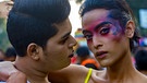 Zwei queere Personen küssen sich | Bild: dpa/picture alliance