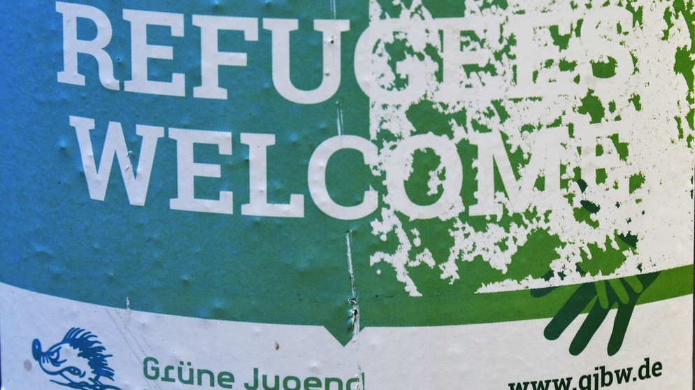 Plakat mit der Aufschrift Refugees Welcome | Bild: picture alliance