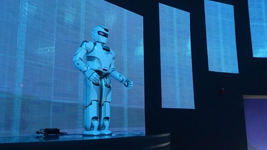 Vereinigte Arabische Emirate, Dubai: Der humanoide Roboter «Walker X» steht auf der Expo 2020 im Pavillon von China. Mit einem Jahr Verzögerung wegen der Corona-Pandemie öffnet die Weltausstellung Expo am 01.10.2021 in Dubai für Besucher. | Bild: dpa-Bildfunk
