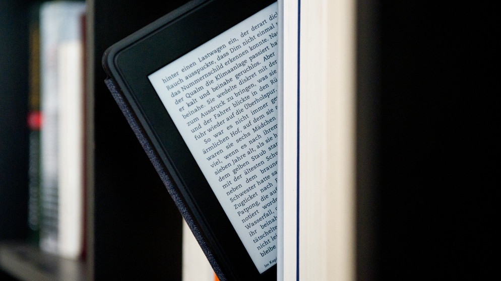 E-Reader im Bücherregal | Bild: picture alliance/dpa Themendienst
