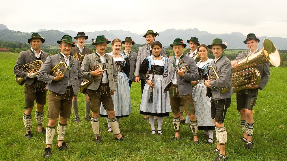 Das Bergwirtshaus auf der Oberen Firstalm ist eines der beliebtesten Wanderziele in den bayrischen Bergen. Hoch über dem Spitzingsee kommen junge Sänger und Musikanten zusammen. In der heutigen Sendung sind Die Jungen Riederinger zu Gast. | Bild: BR/Die Jungen Riederinger