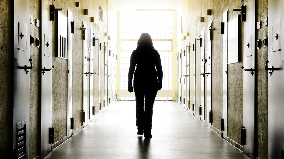 Frau läuft einen Gefängnis-Gang entlang | Bild: pa/dpa/Uli Deck