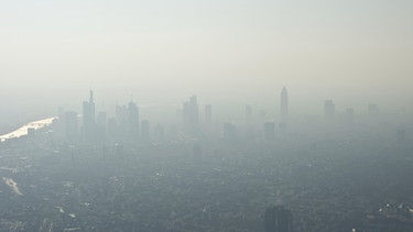 Frankfurt im Smog | Bild: picture alliance/imageBROKER
