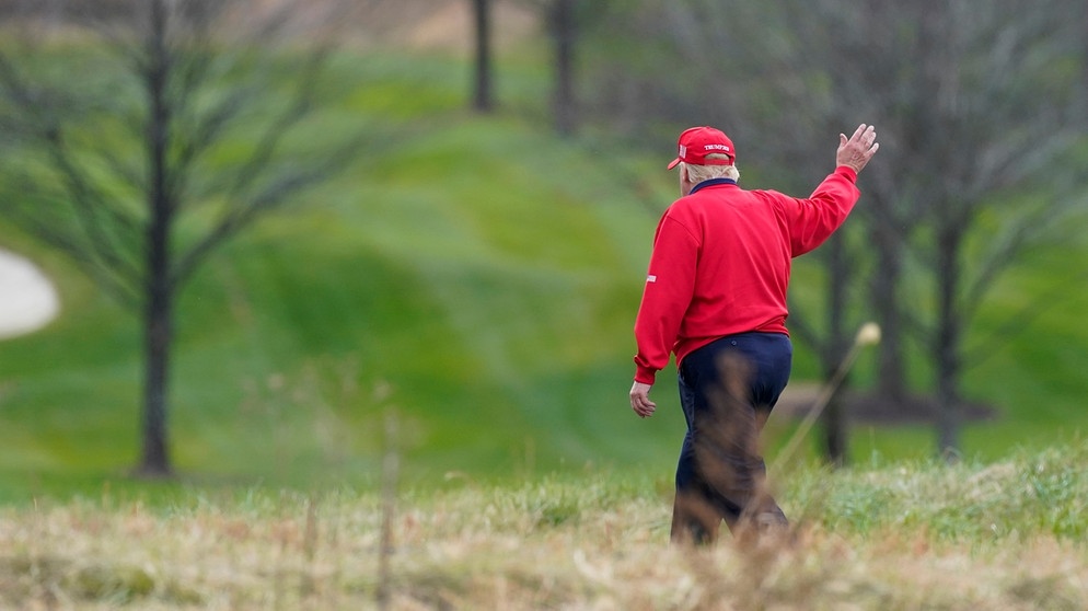 Donald Trump in Rückenansicht und Golfdress | Bild: picture alliance / ASSOCIATED PRESS | Alex Brandon