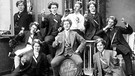 Frauen verkleidet als Studenten einer schlagenden Verbindung, Parodie, 1911, Heidelberg, Deutschland, Europa | Bild: picture alliance / imageBROKER | our-planet.berlin