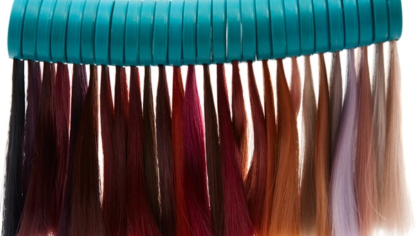 Verschieden eingefärbte Haarsträhnen | Bild: colourbox.com