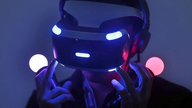  Ein Fachbesucher testet auf der Spielemesse Gamescom mit eine VR-Brille ein Computerspiel. | Bild: picture-alliance/dpa