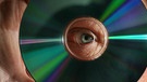 Auge blickt durch CD | Bild: picture-alliance/dpa