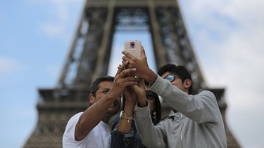 Selfie vor dem Eiffelturm | Bild: Reuters (RNSP)